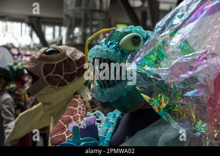 15 aprile 2023, Berlino, Germania: Il 15 aprile 2023, Extinction Rebellion, un movimento ambientale, ha tenuto una mob flash creativa presso la stazione ferroviaria centrale oggi per attirare l'attenzione sull'estinzione globale delle specie in corso. Circa 20 attori dilettanti vestiti in costumi fantasiosi animali e abbigliamento d'affari hanno eseguito una scena pantomima illustrando come la distruzione dell'ecosistema sta mettendo a rischio i nostri mezzi di sussistenza. I passanti alla stazione ferroviaria sono stati incoraggiati a fermarsi e ''affrontare la minaccia rappresentata dalla crisi ecologica', secondo un portavoce. Il gruppo chiede che il governo implem Foto Stock