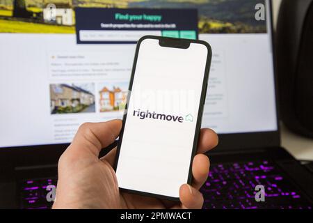 App Right Move Mobile davanti al sito Web di Right Move Foto Stock