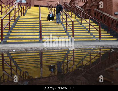 Birmingham, Regno Unito. 15th Apr, 2023. I tifosi aspettano che i tornelli si aprano prima della partita della Premier League a Villa Park, Birmingham. Il credito dell'immagine dovrebbe essere: Darren Staples/Sportimage Credit: Sportimage/Alamy Live News Foto Stock