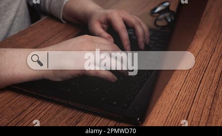 Donna che utilizza un notebook con barra di ricerca olografica. Ottimizzazione dei motori di ricerca SEO. Icona del browser. Foto Stock