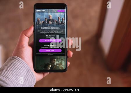 Málaga - SPAGNA - 11 APRILE 2023: Donna in streaming HBO Max su smartphone. Dispositivi digitali. App mobile. Foto Stock