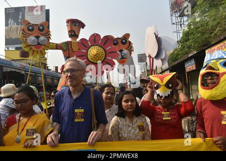 Kolkata, India. 15th Apr, 2023. La gente partecipa a un rally in occasione del nuovo anno Bengalese a Kolkata. (Foto di Sudipta Das/Pacific Press) Credit: Pacific Press Media Production Corp./Alamy Live News Foto Stock