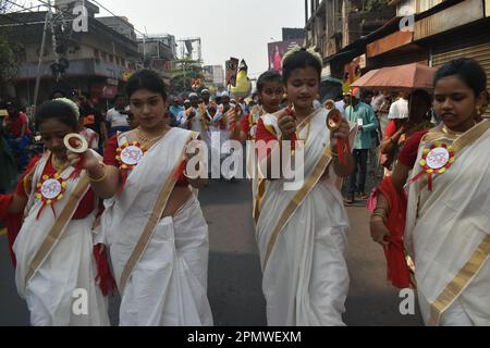 Kolkata, India. 15th Apr, 2023. La gente partecipa a un rally in occasione del nuovo anno Bengalese a Kolkata. (Foto di Sudipta Das/Pacific Press) Credit: Pacific Press Media Production Corp./Alamy Live News Foto Stock