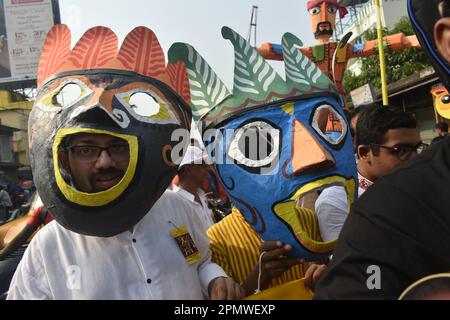 Kolkata, India. 15th Apr, 2023. Le persone indossano maschere fatte a mano partecipando a un rally in occasione del nuovo anno Bengalese a Kolkata. (Foto di Sudipta Das/Pacific Press) Credit: Pacific Press Media Production Corp./Alamy Live News Foto Stock