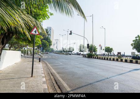 Vista generale di una strada deserta a Nariman Point a Mumbai in una calda giornata di sole Foto Stock