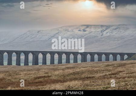 Vista del viadotto Ribblehead all'inizio della primavera con neve sulle campane Foto Stock