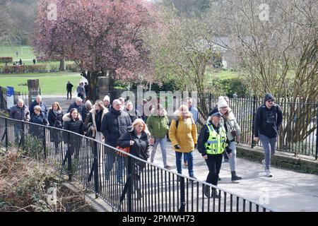 Catherine Cewood-similare in finta divisa poliziotto guida tour dei luoghi delle riprese intorno alla città Hebden Bridge utilizzato nel programma televisivo Happy Valley Foto Stock