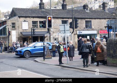 Catherine Cewood-similare in finta divisa poliziotto guida tour dei luoghi delle riprese intorno alla città Hebden Bridge utilizzato nel programma televisivo Happy Valley Foto Stock