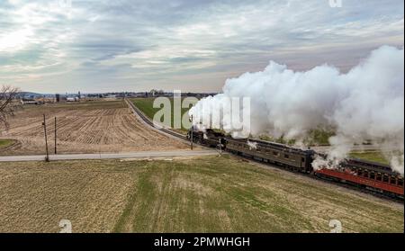 Vista Di Un Classico Treno Passeggeri a Vapore Che Arriva in Una Stazione  Ferroviaria Che Soffia Fumo E Vapore Immagine Editoriale - Immagine di  podere, campo: 267820780