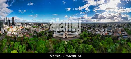 Il vibrante paesaggio urbano con il Royal Exhibition Building in primo piano. Carlton, Australia. Foto Stock