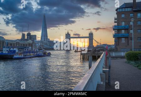Tramonto spettacolare dietro il Tower Bridge, Londra Foto Stock