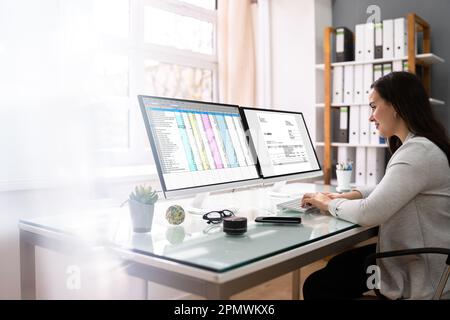 Utilizzo del foglio di calcolo della fattura aziendale su computer Monitor Foto Stock