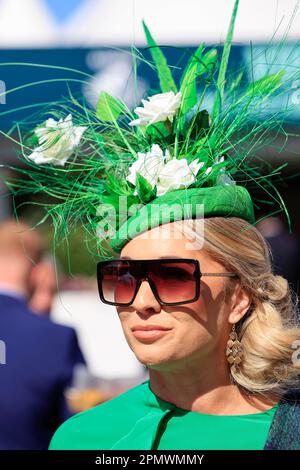 Racegoer davanti al Randox Grand National Festival 2023 Grand National Day all'ippodromo di Aintree, Liverpool, Regno Unito, 15th aprile 2023 (Foto di Conor Molloy/News Images) Foto Stock