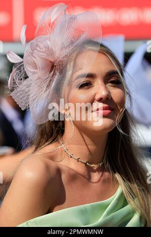 Racegoer davanti al Randox Grand National Festival 2023 Grand National Day all'ippodromo di Aintree, Liverpool, Regno Unito, 15th aprile 2023 (Foto di Conor Molloy/News Images) Foto Stock