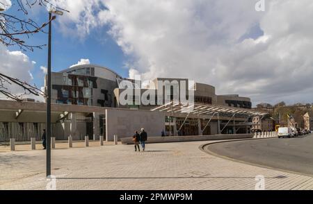 Edimburgo, Scozia, Regno Unito, 12th aprile 2023 il Parlamento scozzese a Holyrood Foto Stock