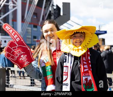 Wales Fans Women davanti al TikTok Women’s Six Nations Match Wales vs France al BT Cardiff Arms Park, Cardiff, Regno Unito, 15th aprile 2023 (Photo by Nick Browning/News Images) Foto Stock