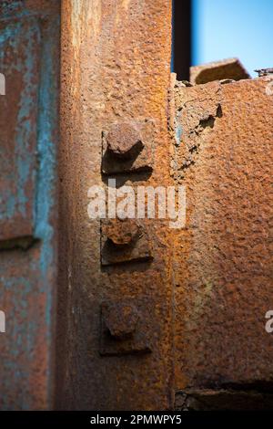 Primo piano di bulloni e dadi arrugginiti Foto Stock