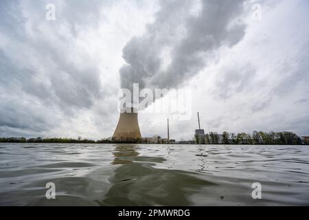 Essenbach, Germania. 15th Apr, 2023. Il vapore sale attraverso la torre di raffreddamento della centrale nucleare Isar 2. L'era della produzione di energia commerciale con centrali nucleari in Germania si conclude sabato con la chiusura delle centrali nucleari Isar 2 in Baviera, Emsland in bassa Sassonia e Neckarwestheim 2 in Baden-Württemberg. Credit: Armin Weigel//dpa/Alamy Live News Foto Stock