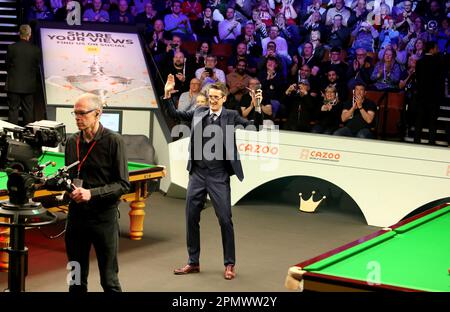 Sheffield, Regno Unito. 15th Apr, 2023. 15th aprile 2023; The Crucible, Sheffield, Inghilterra: 2023 Cazoo World Snooker Championship, Day 1; MC Rob Walker presenta The Players Credit: Action Plus Sports Images/Alamy Live News Foto Stock