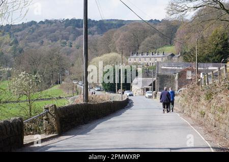 Camminatori sulla strada per Hardcastle Crags vicino Hebden Bridge, Calderdale, Regno Unito in un giorno di primavera Foto Stock