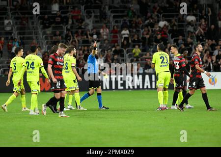 Sydney, Australia. 15th Apr, 2023. 15th aprile 2023; CommBank Stadium, Sydney, NSW, Australia: A-League Football, Western Sydney Wanderers contro Melbourne Victory; l'arbitro Chris Beath dà una carta rossa e invia Roderick Miranda di Melbourne Victory Credit: Action Plus Sports Images/Alamy Live News Foto Stock