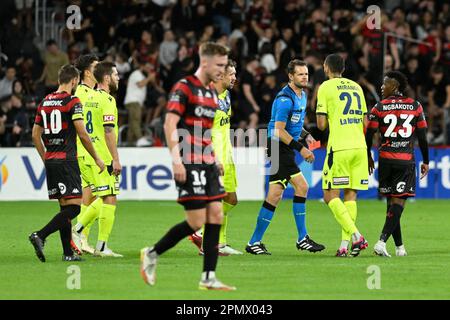 Sydney, Australia. 15th Apr, 2023. 15th aprile 2023; CommBank Stadium, Sydney, NSW, Australia: A-League Football, Western Sydney Wanderers contro Melbourne Victory; l'arbitro Chris Beath dà una carta rossa e invia Roderick Miranda di Melbourne Victory Credit: Action Plus Sports Images/Alamy Live News Foto Stock