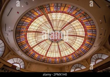 Splendida illuminazione circolare con un motivo di bei colori nel soffitto al Paris Hotel a Las Vegas, Nevada USA. Foto Stock