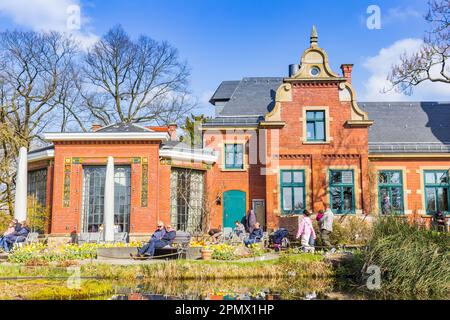 La gente gode il sole primaverile nel giardino botanico di Wuppertal, Germania Foto Stock