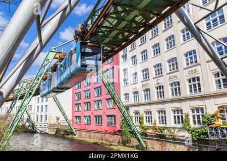 Monorotaia sopra il fiume Wupper nel centro di Wuppertal, Germania Foto Stock