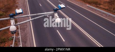 Una autovelox cattura ogni veicolo che passa sulla strada, garantendo il rispetto dei limiti di velocità per la sicurezza di tutti Foto Stock