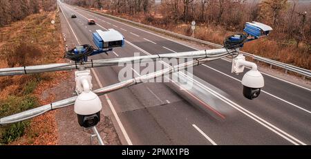 Questa autovelox, appollaiata sopra la strada, cattura i dettagli di ogni autovettura che passa, garantendo che tutti i conducenti rispettino il limite di velocità indicato Foto Stock