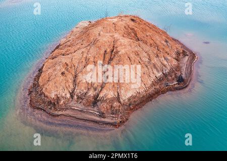 vasta miniera di titanio con laghetti di recupero riempiti di fluidi tecnici utilizzati nel processo di arricchimento dei minerali. Foto Stock