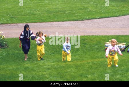 REGINA SILVIA con bambini nel parco del castello di Solliden a Öland durante le vacanze estive Foto Stock