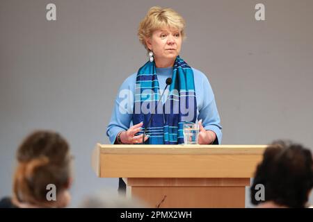 Magdeburgo, Germania. 15th Apr, 2023. Cornelia Lüddemann, presidente del gruppo parlamentare statale B`90/Die Grünen, parla con le donne alla riunione dei delegati del Landesfrauenrat Sachsen-Anhalt e.V., nella capitale dello stato. Credit: Peter Gercke/dpa-Zentralbild/dpa/Alamy Live News Foto Stock