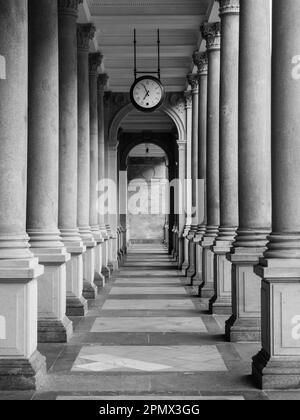 Corridoio al Colonnade Mulino o Mlynska Kolonada a Karlovy Vary, Boemia, Repubblica Ceca Foto Stock