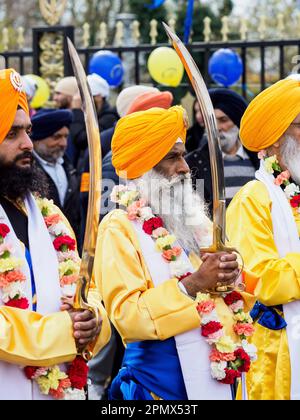 Gravesend, Kent, Regno Unito. 15th Apr, 2023. Vaisakhi è un festival del raccolto per le persone del nord dell'India ed è celebrato ogni anno a Gravesend, Kent. Foto della processione a partire dal Tempio di Siri Guru Nanak Darbar Sikh. Credit: James Bell/Alamy Live News Foto Stock