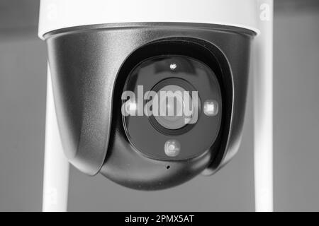 Primo piano telecamera di sicurezza domestica 360 sullo sfondo. Telecamera di sicurezza CCTV. Tecnologie per il monitoraggio e la protezione del territorio Foto Stock