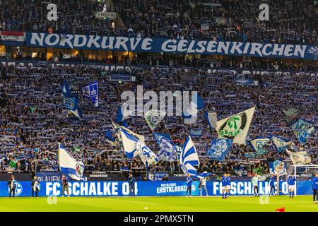 Sport, calcio, Bundesliga, 2022/2023, FC Schalke 04 vs. Hertha BSC Berlin 5-2, Veltins Arena Gelsenkirchen, gli appassionati di calcio Schalke dell'Arena Nordkurve, DFL VIETANO L'USO DELLE FOTOGRAFIE COME SEQUENZE DI IMMAGINI E/O QUASI-VIDEO Foto Stock