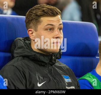 Sport, calcio, Bundesliga, 2022/2023, FC Schalke 04 vs. Hertha BSC Berlin 5-2, Veltins Arena Gelsenkirchen, giocatore in stand-by in panchina, custode Tjark Ernst (Hertha), le NORMATIVE DFL VIETANO QUALSIASI USO DI FOTOGRAFIE COME SEQUENZE DI IMMAGINI E/O QUASI-VIDEO Foto Stock
