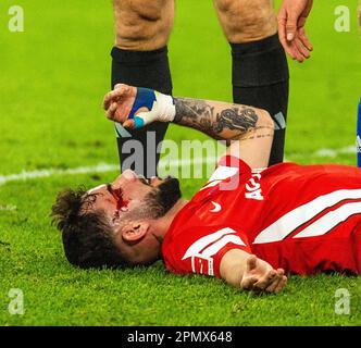 Sports, football, Bundesliga, 2022/2023, FC Schalke 04 vs. Hertha BSC Berlin 5-2, Veltins Arena Gelsenkirchen, Hertha 4-2 goal, marcatore Marco Richter (Hertha) aground get hurt by Henning Matriciani (S04), non immagini, le NORMATIVE DFL VIETANO QUALSIASI USO DI FOTOGRAFIE COME SEQUENZE DI IMMAGINI E/O QUASI-VIDEO Foto Stock