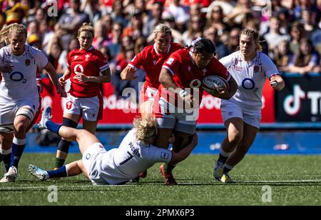 Il Galles Sisilia Tuipulotu è affrontata da Marlie Packer in Inghilterra durante il terzo round del TikTok Women's Six Nations, Cardiff Arms Park, Cardiff. Data immagine: Sabato 15 aprile 2023. Foto Stock