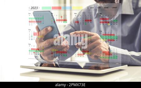 Software di calendario che mostra la pianificazione con molte attività. Business uomo gestione del tempo concetto di organizzazione Foto Stock