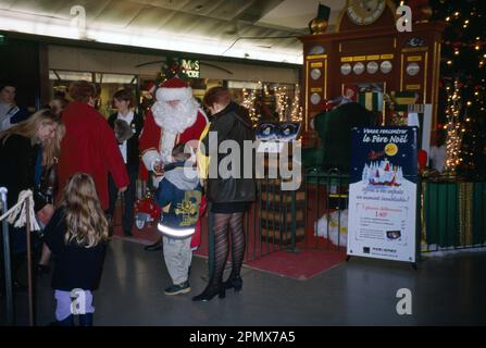 Calais Francia Cite Europe Mall le Pere Noel (padre di Natale) in Shopping Mall genitori con bambini in visita Foto Stock
