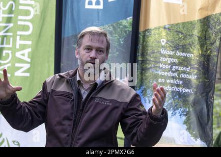 Halle, Belgio. 15th Apr, 2023. Patrick Huvenne parla agli Hallerbos di Halle, rinomati per le sue bluebells, sabato 15 aprile 2023. FOTO DI BELGA NICOLAS MAETERLINCK Credit: Belga News Agency/Alamy Live News Foto Stock