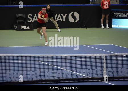 Vancouver, Canada. 14th Apr, 2023. Il belga Ysaline Bonaventure ha mostrato in una partita di tennis contro il canadese Marino, durante l'incontro tra Canada e Belgio, nelle qualificazioni per la Billie Jean King Cup a Vancouver, Canada, venerdì 14 aprile 2023. BELGA FOTO ANNE-MARIE SORVIN Credit: Agenzia Notizie Belga/Alamy Live News Foto Stock