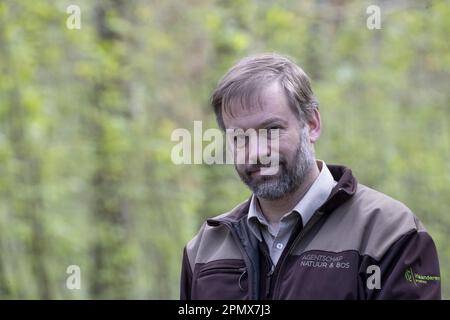 Halle, Belgio. 15th Apr, 2023. Patrick Huvenne parla agli Hallerbos di Halle, rinomati per le sue bluebells, sabato 15 aprile 2023. FOTO DI BELGA NICOLAS MAETERLINCK Credit: Belga News Agency/Alamy Live News Foto Stock