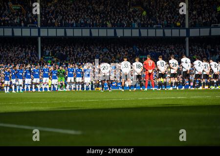 Un minuto di silenzio per l'anniversario della morte di 97 tifosi di Liverpool a Hillsborough durante la partita della Premier League tra Everton e Fulham a Goodison Park, Liverpool, sabato 15th aprile 2023. (Foto: Mike Morese | NOTIZIE MI) Credit: NOTIZIE MI & Sport /Alamy Live News Foto Stock