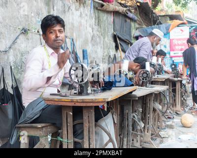 Sarti che lavorano in una strada a Dhaka, Bangladesh Foto Stock