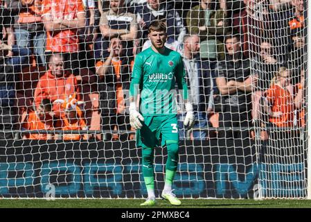 Blackpool, Regno Unito. 15th Apr, 2023. Daniel Grimshaw #32 di Blackpool durante la partita Sky Bet Championship Blackpool vs Wigan Athletic a Bloomfield Road, Blackpool, Regno Unito, 15th aprile 2023 (Foto di Mark Cosgrove/News Images) a Blackpool, Regno Unito il 4/15/2023. (Foto di Mark Cosgrove/News Images/Sipa USA) Credit: Sipa USA/Alamy Live News Foto Stock