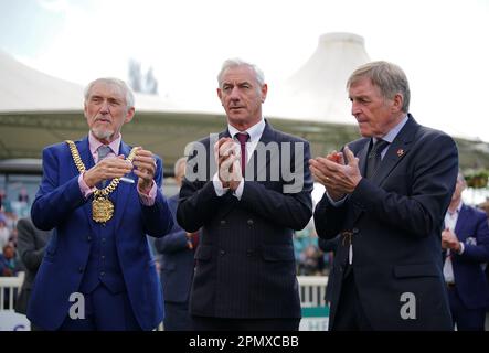 Lord Mayor di Liverpool Roy Gladden, Ian Rush e Kenny Dalglish hanno condotto un minuto di applausi per celebrare il 34th° anniversario della tragedia di Hillsborough durante il terzo giorno del Randox Grand National Festival all'ippodromo di Aintree, Liverpool. Data immagine: Sabato 15 aprile 2023. Foto Stock